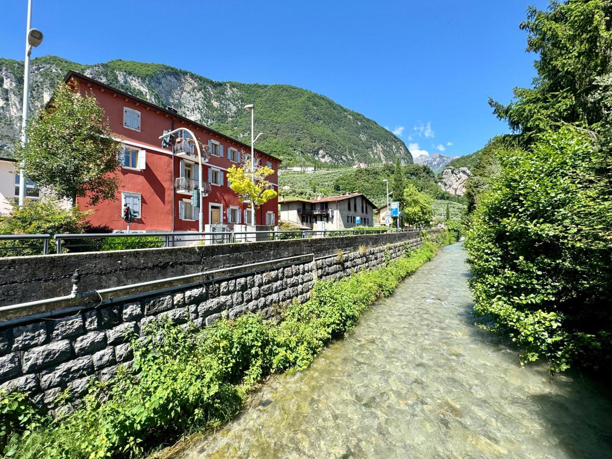 Das Rote Haus Riva del Garda Bagian luar foto