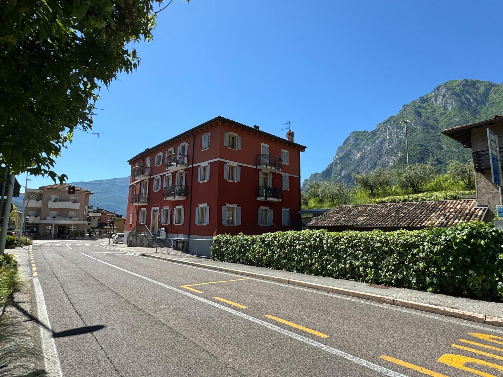 Das Rote Haus Riva del Garda Bagian luar foto