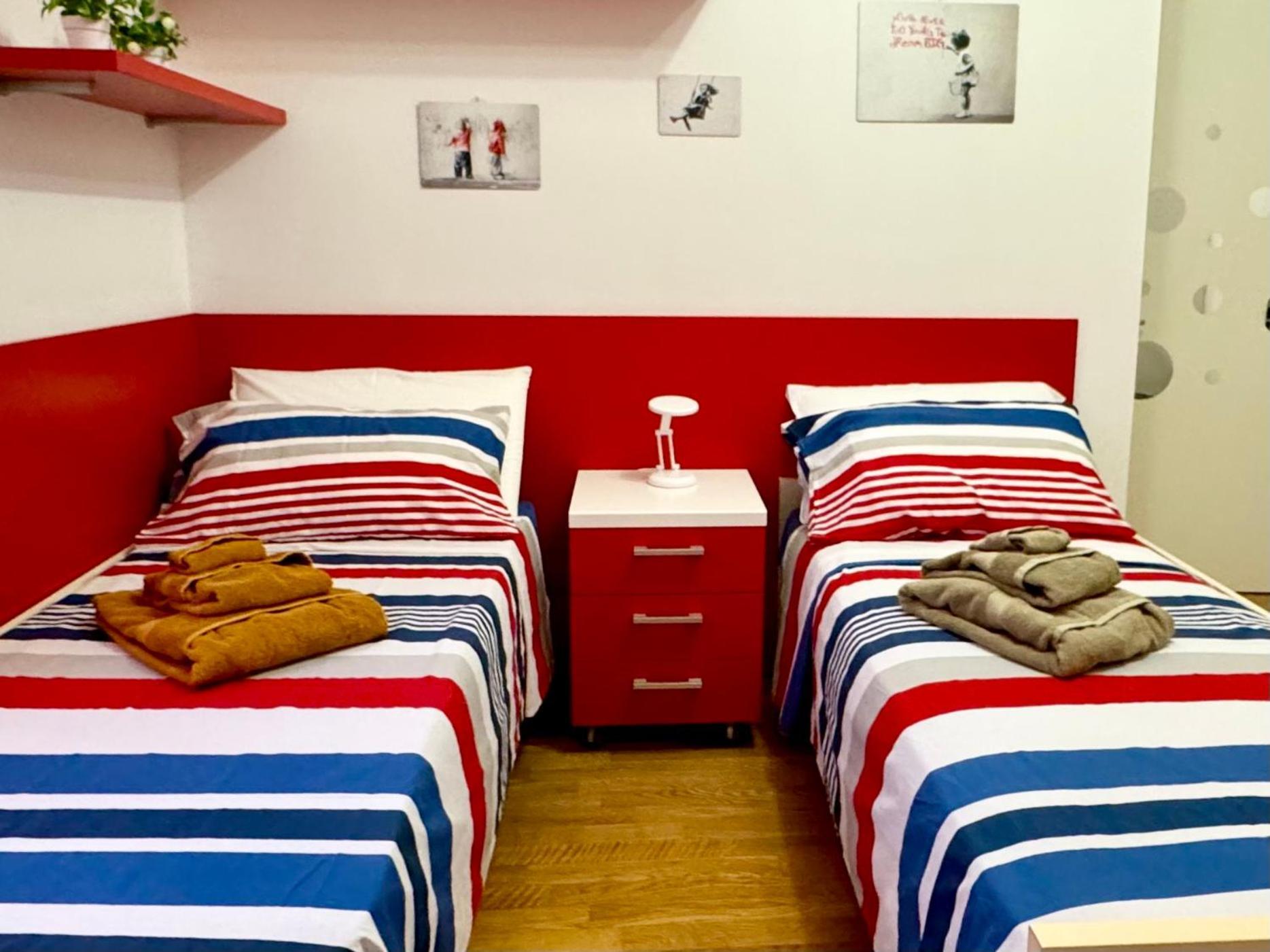 Das Rote Haus Riva del Garda Bagian luar foto